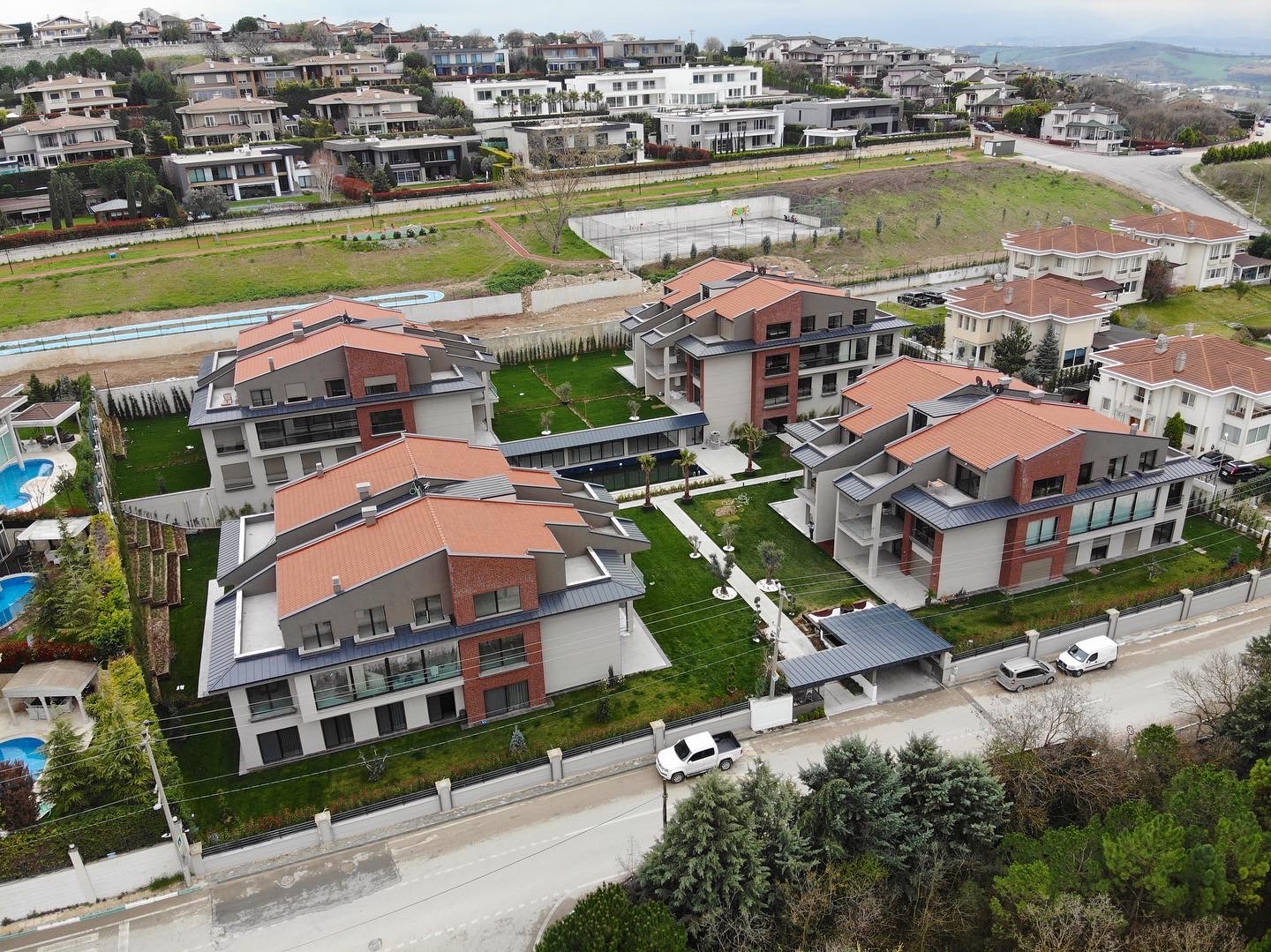 Sade Plus konut sitesinin cephe ve çatı uygulaması